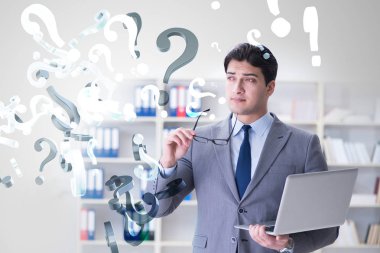 Bir çok cevaplanmamış sorusu olan belirsizlik konsepti içinde bir iş adamı