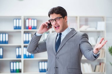 Ofiste çalışan genç bir işadamı.