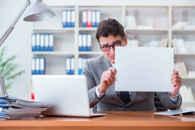 Ofisteki işadamı elinde boş bir mesaj panosu tutuyor.