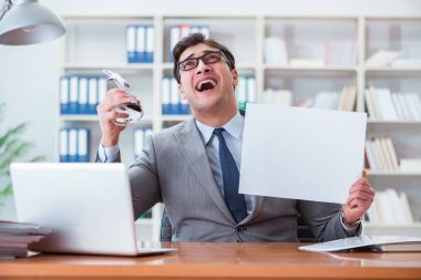 Ofisteki işadamı elinde boş bir mesaj panosu tutuyor.