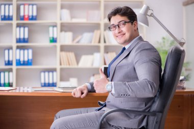 Ofiste çalışan genç bir işadamı.