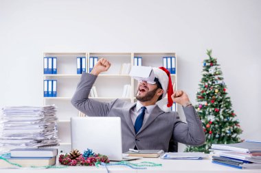 Genç işadamı Noel 'i ofiste kutluyor.