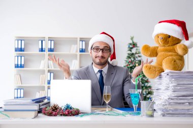 Genç işadamı Noel 'i ofiste kutluyor.