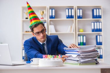 Adam ofiste doğum gününü kutluyor.