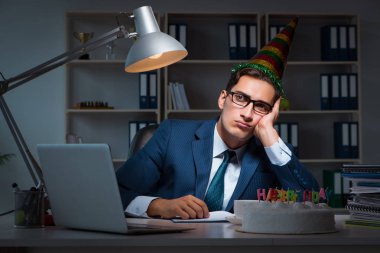 Adam ofiste doğum gününü kutluyor.