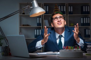 Adam ofiste doğum gününü kutluyor.