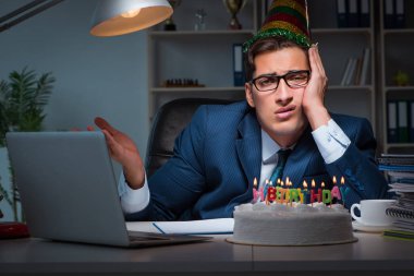 Adam ofiste doğum gününü kutluyor.