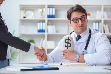 Sağlık sigortası dolandırıcılığı konseptinde genç doktor
