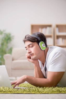 Freelancer evde çalışıyor ve müzik dinliyor.