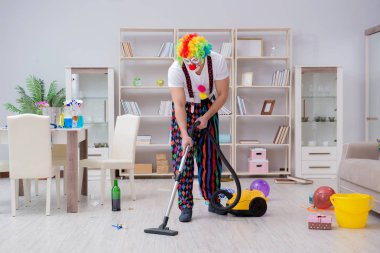 Komik palyaço evde temizlik yapıyor.