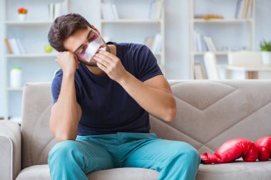 Genç adam spor maçında mağlup oldu.