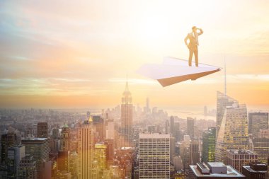 Ticari konseptte kağıt uçakla uçan bir iş adamı
