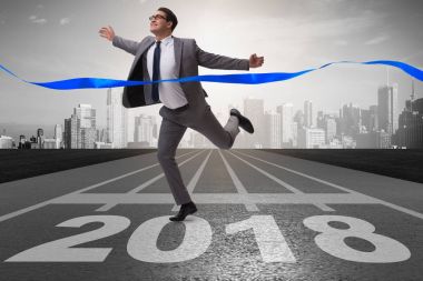 Yeni yıl 2018 doğru çalışan iş adamı