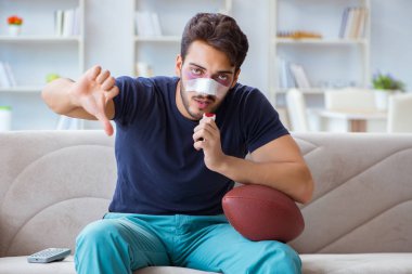 Genç adam spor maçında mağlup oldu.