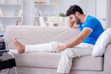 Yaralı genç adam evde iyileşiyor.