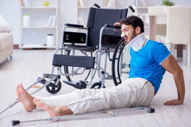 Yaralı genç adam evde iyileşiyor.