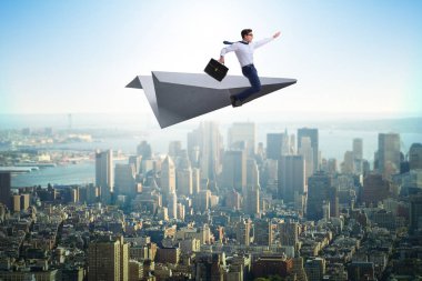 Ticari konseptte kağıt uçakla uçan bir iş adamı