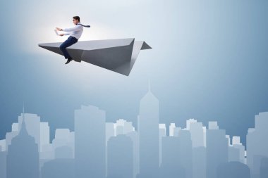 Ticari konseptte kağıt uçakla uçan bir iş adamı