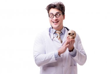 Beyaz izole kafatası ile komik doktor
