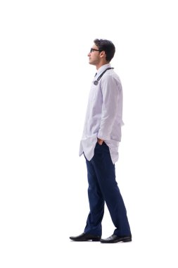 Genç doktor, beyaz sırtında tek başına yürüyor.