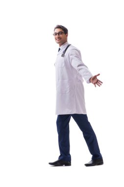 Genç doktor, beyaz sırtında tek başına yürüyor.