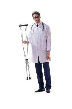 Genç doktor, beyaz sırtında tek başına yürüyor.