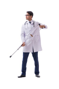 Genç doktor, beyaz sırtında tek başına yürüyor.