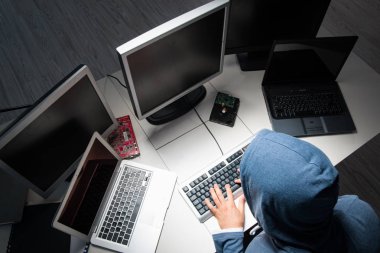 Geceleri bilgisayar korsanlığı