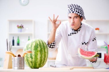 Mutfakta karpuzlu bir erkek aşçı.
