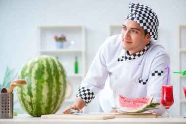 Mutfakta karpuzlu bir erkek aşçı.