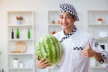 Mutfakta karpuzlu bir erkek aşçı.