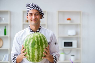 Mutfakta karpuzlu bir erkek aşçı.