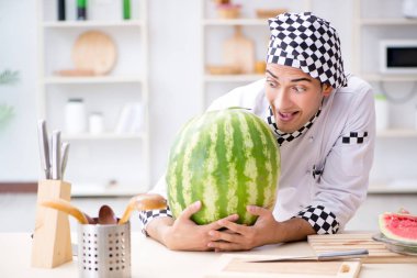 Mutfakta karpuzlu bir erkek aşçı.
