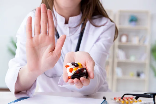 Medico con pillole che lavorano in ospedale — Foto Stock