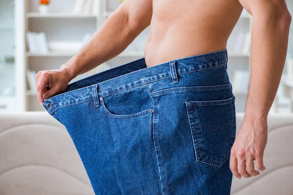 Homem de calças grandes no conceito de perda de peso — Fotografia de Stock