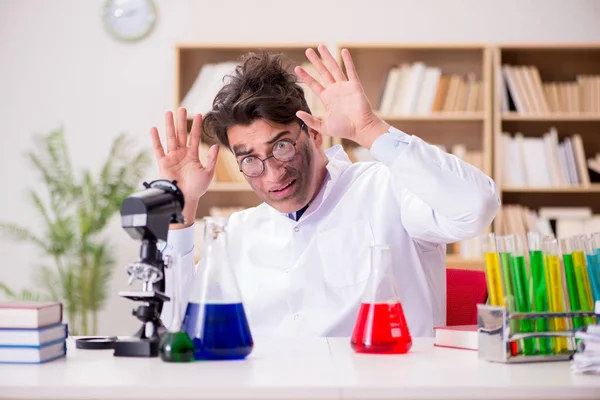 Pazzo scienziato pazzo medico facendo esperimenti in un laboratorio — Foto Stock