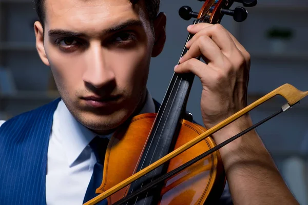 Young musician man practicing playing violin at home — Stock Photo, Image