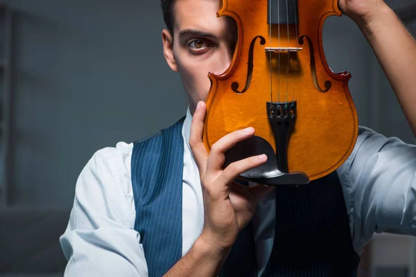 若い音楽家の男は自宅でバイオリンを練習 — ストック写真