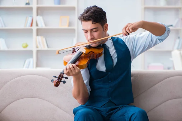 Young musician man practicing playing violin at home — Stock Photo, Image