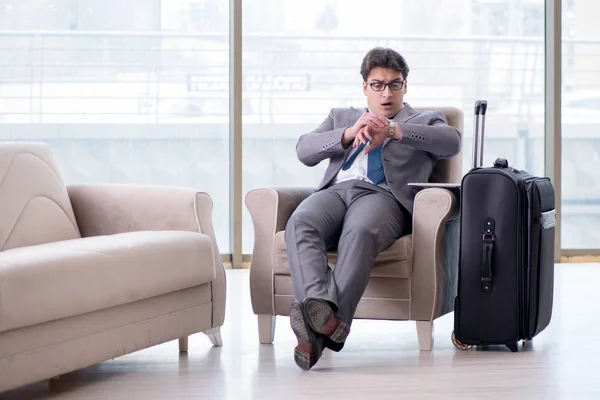 Jonge zakenman in business lounge luchthaven wacht op vlucht — Stockfoto