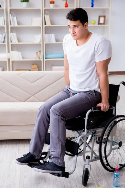 Handikappad man som återhämtar sig från skador i hemmet — Stockfoto