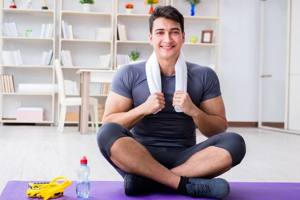 Junger Mann trainiert zu Hause mit Sport und gesundem Lebensstil — Stockfoto