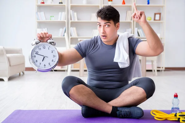 Genç adam spor ve sağlıklı yaşam tarzı dolandırıcılığı yapıyor.