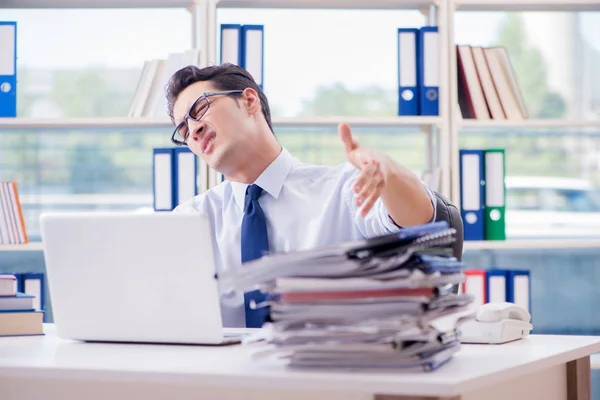 Empresario con exceso de papeleo de trabajo trabajando en la oficina —  Fotos de Stock