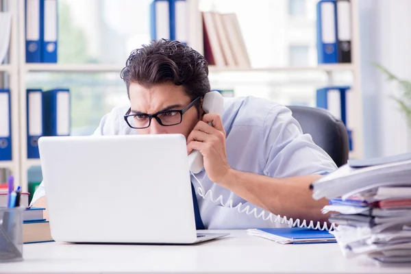 Empresario con exceso de papeleo de trabajo trabajando en la oficina —  Fotos de Stock