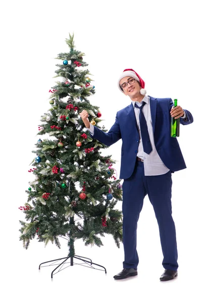 Бизнесмен, украшающий елку, изолированный на белом — стоковое фото
