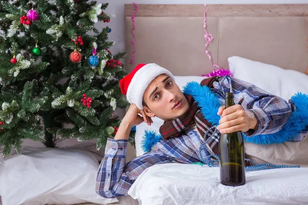 Mężczyzna cierpiący na kaca po przyjęciu świątecznym — Zdjęcie stockowe