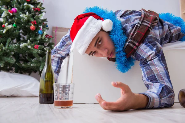 Man lider baksmälla efter julfest — Stockfoto