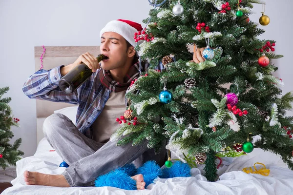 Uomo che soffre di postumi di sbornia dopo la festa di Natale — Foto Stock