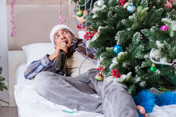 Homem sofrendo ressaca após a festa de Natal — Fotografia de Stock